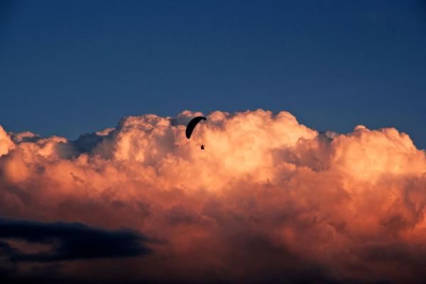 Motorisierter Paraglider im Sonnenuntergang