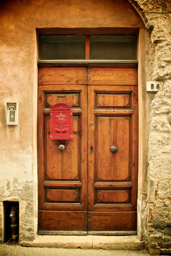Volterra: Tür mit Briefkasten