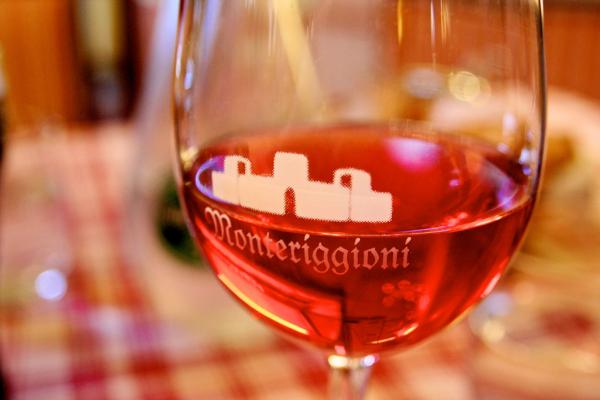 Ein Glas Wein in Monteriggioni